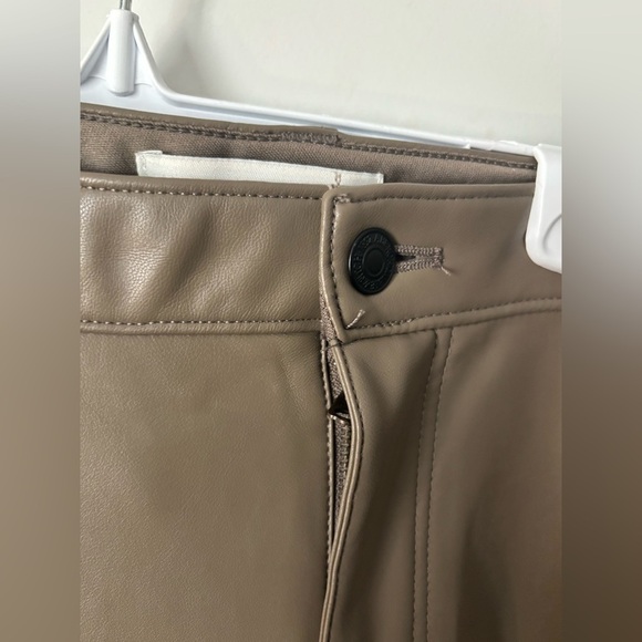 Abercrombie | Curve Love 90s Relaxed High Rise Vegan Leather Cargo Pants | 33/16 - Picture 4 of 6